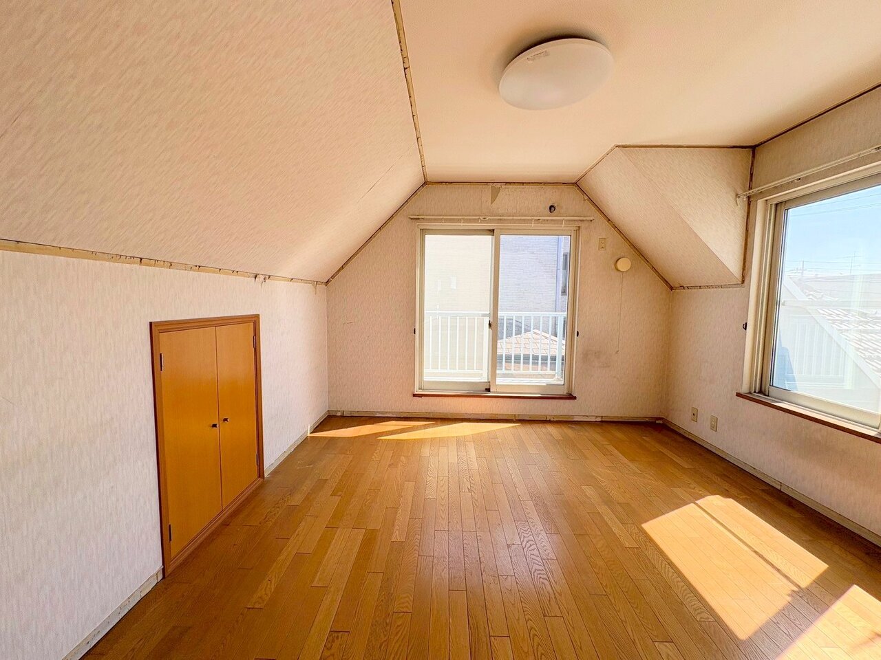 室内には豊かな陽光が注ぎ込み、爽やかな住空間を演出。