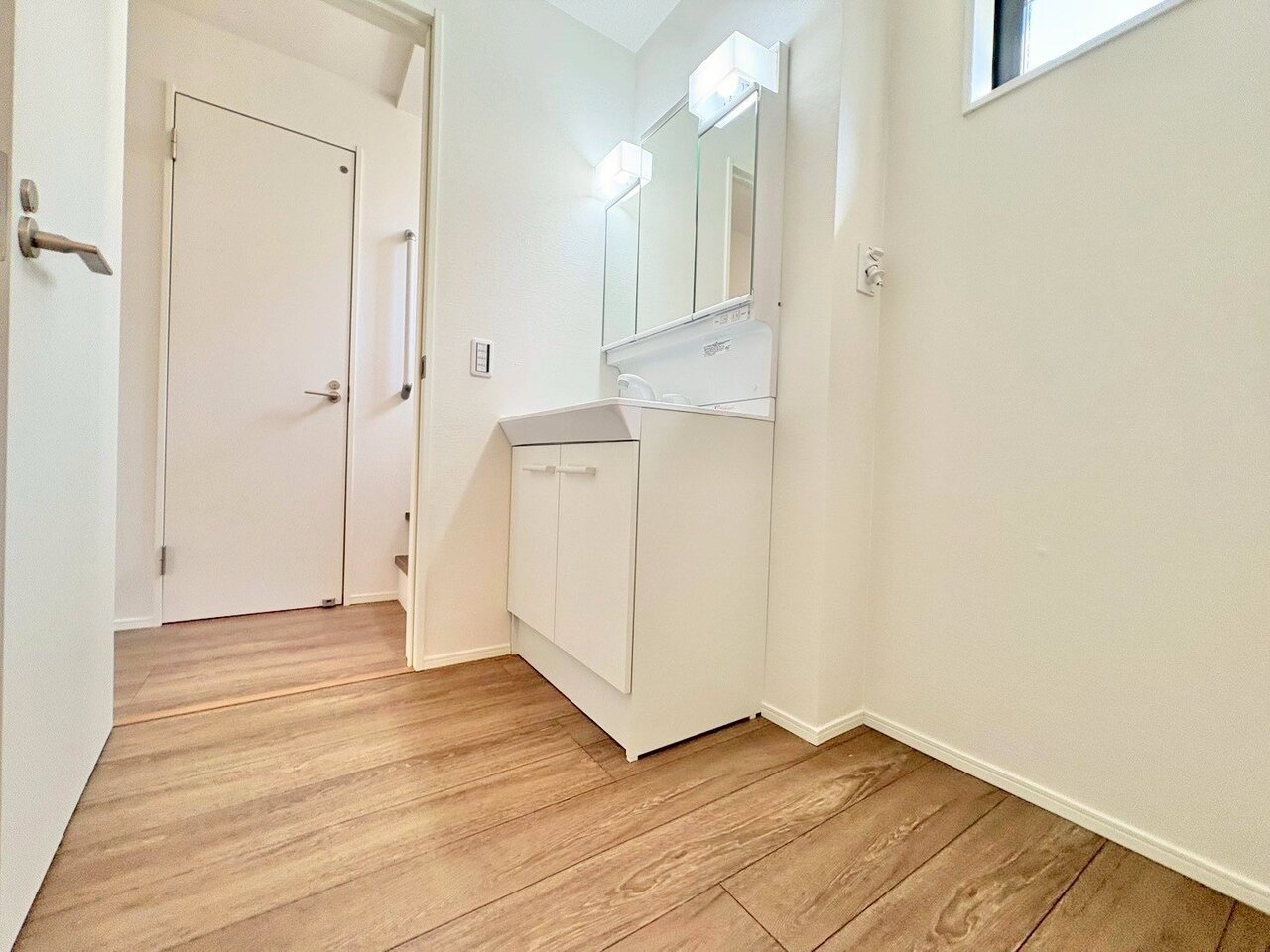 玄関のそばに洗面室を設けました。帰宅後すぐに手洗いできます。