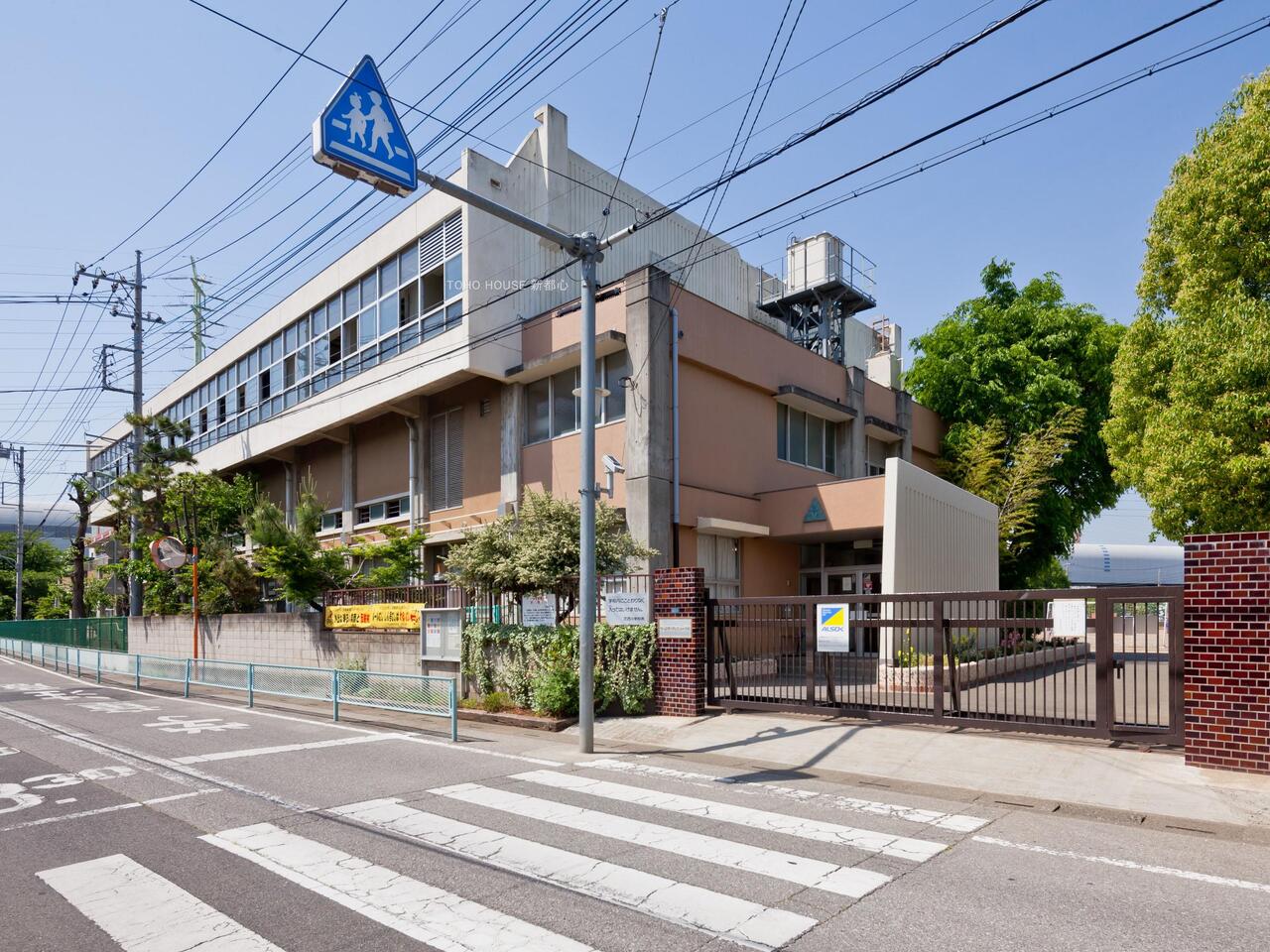 芝西小学校まで約750m