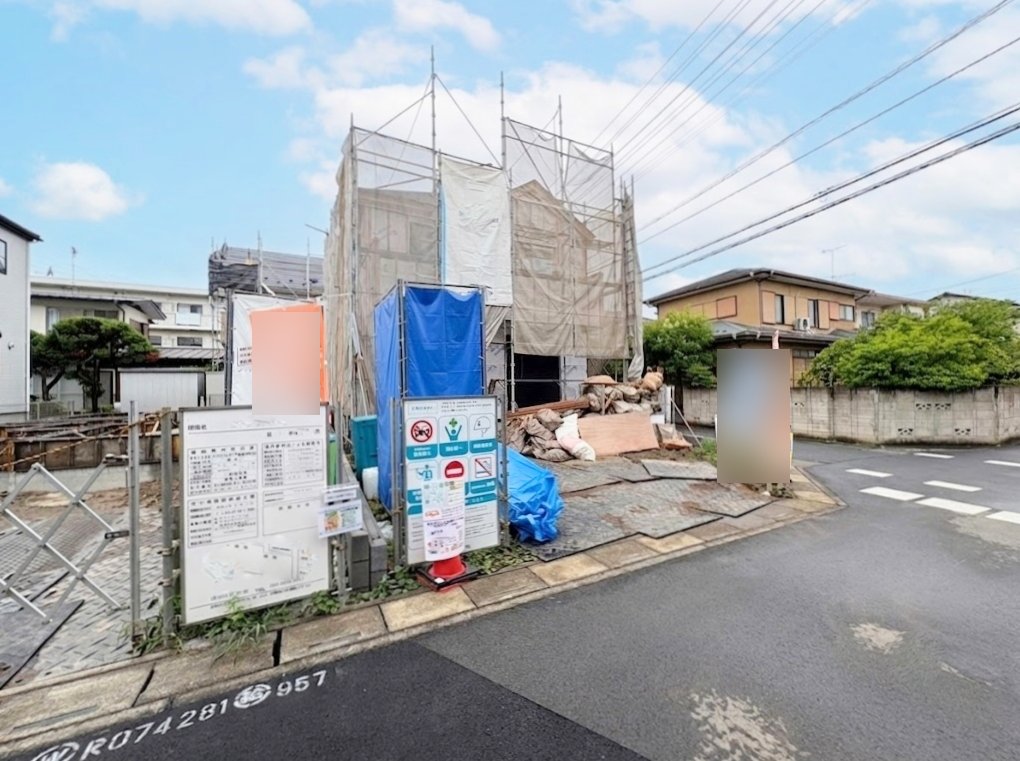 開放感のある角地に面した邸宅。(令和8年6月 撮影)