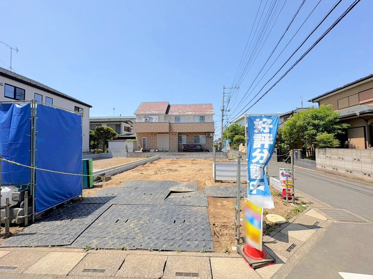 開放的な南東角地。駐車並列2台可能。(令和8年5月 撮影)