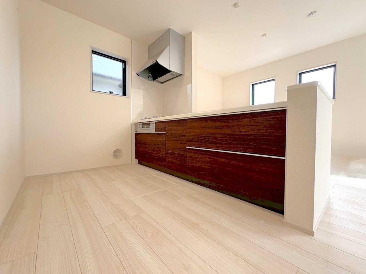 リビング全体を見渡せるよう対面式キッチンを採用しました。