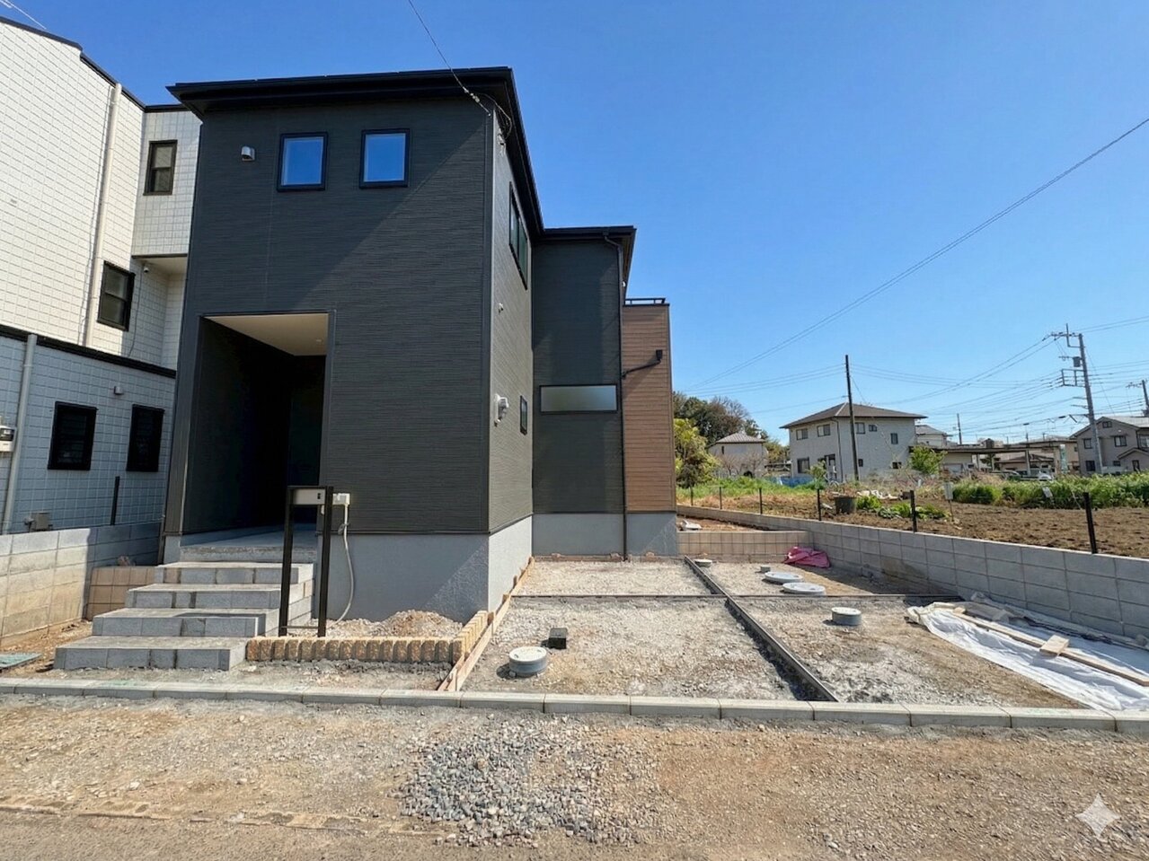 七里駅まで徒歩18分の立地。風格と同時に遊び心を感じさせる、個性の光るデザイン。(令和8年4月 撮影)