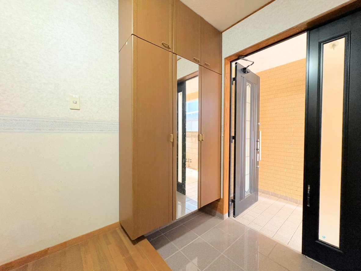 居室への期待感を高める玄関。(令和8年4月 撮影)