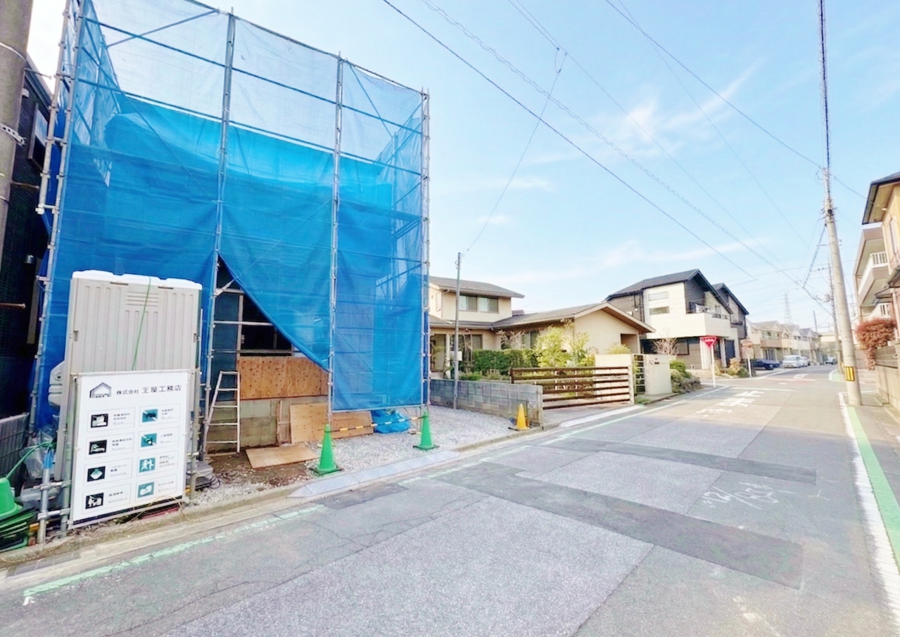 前面道路はゆとりある幅員で車の出入りやすれ違いにも十分です。(令和8年4月 撮影)