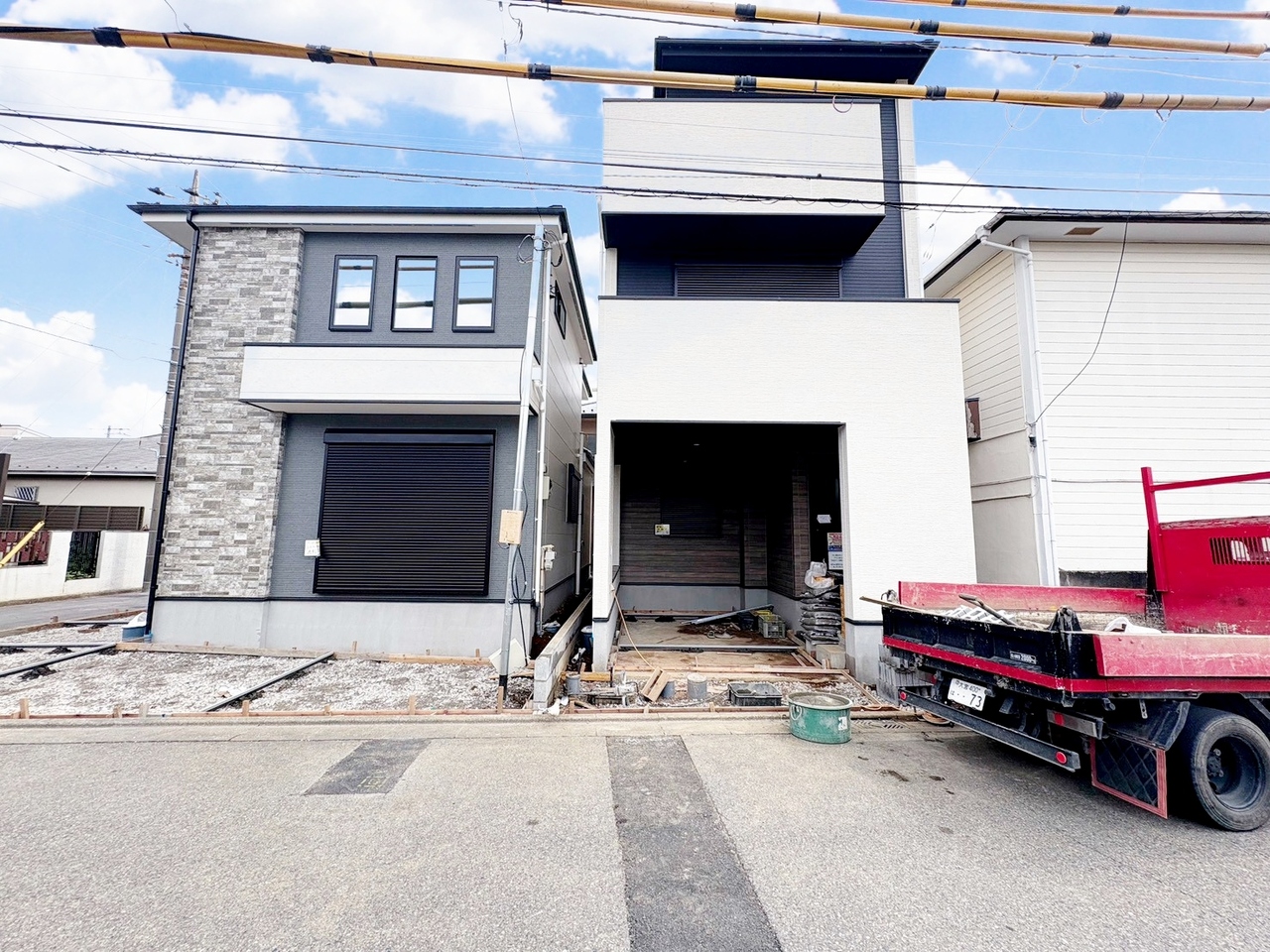 右側が当物件。北浦和駅利用可能な立地。小・中学校まで徒歩9分以内でお子様の通学も安心。(令和8年4月 撮影)