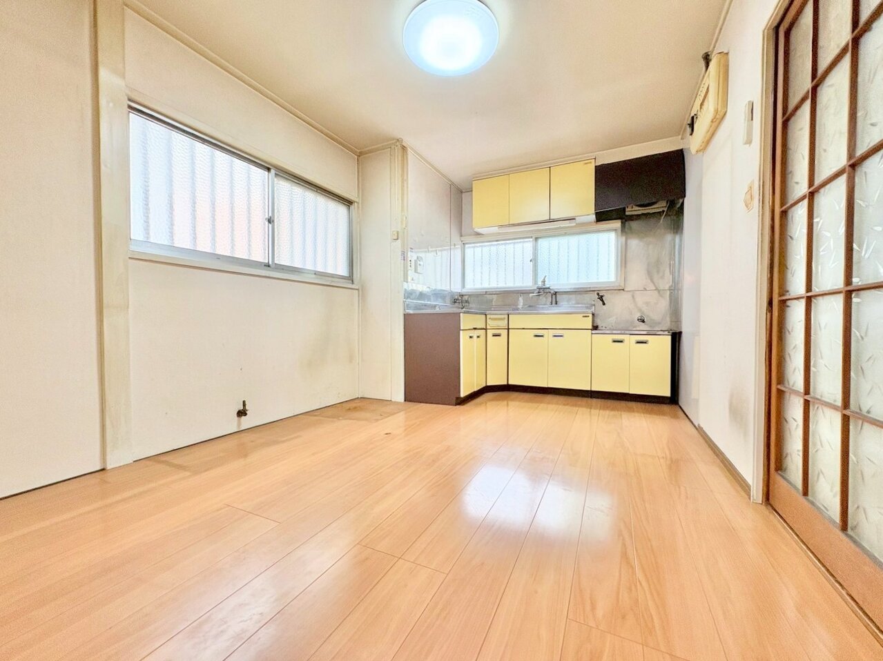 ダイニングとつながるキッチンからは部屋中が見渡せます。