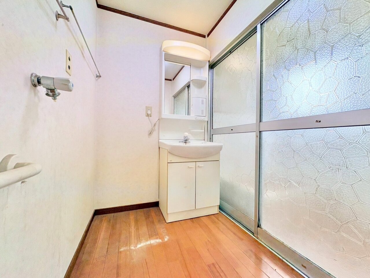 ゆとりある洗面スペースなら、朝の身支度と家事の時間が重なっても安心です。