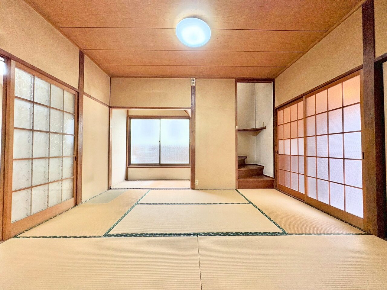 陽光が優しく包む穏やかな和室。