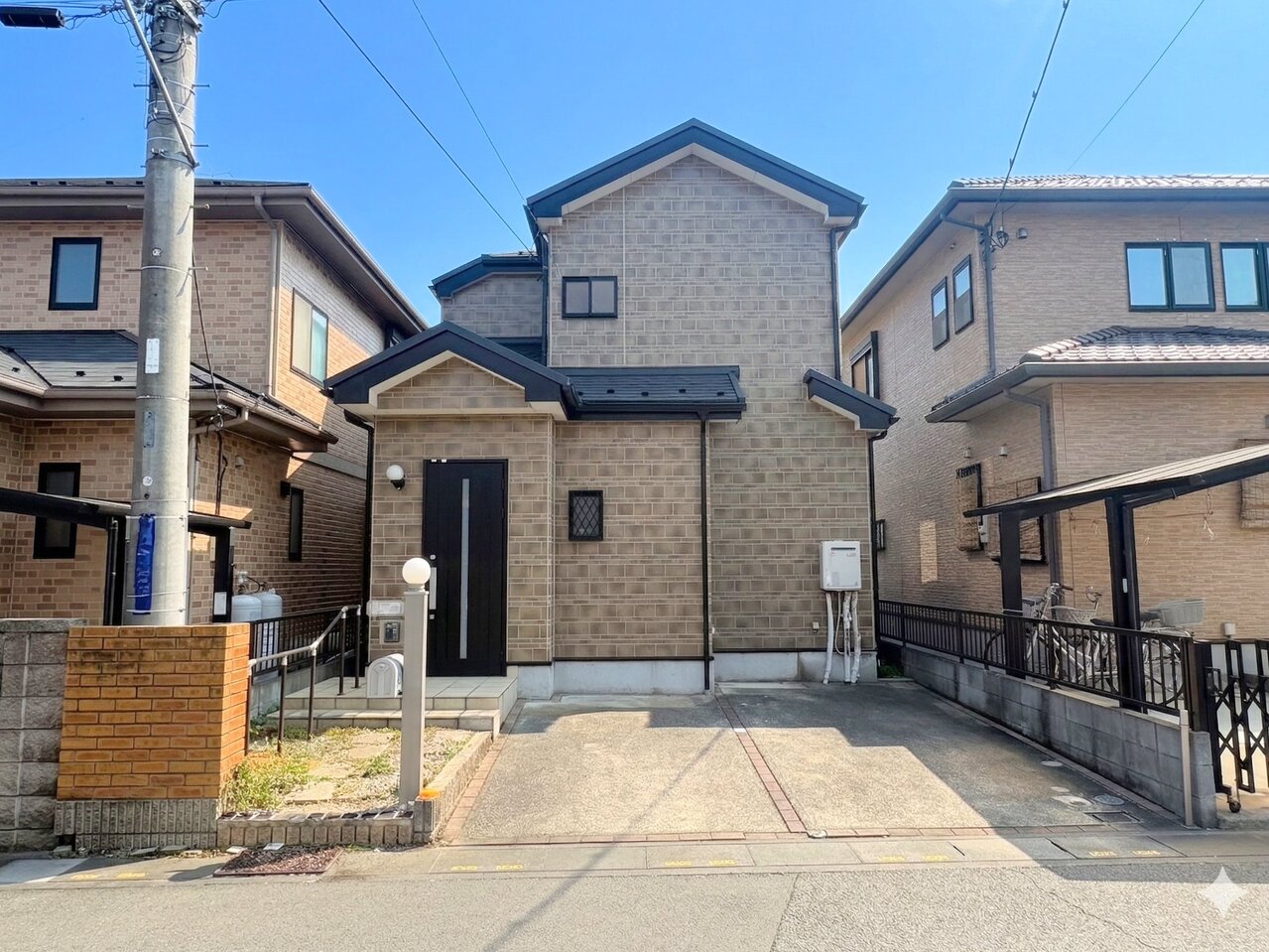 閑静な住宅街の整形地、前面道路幅員6ｍにつき開放感のあるお住まい。