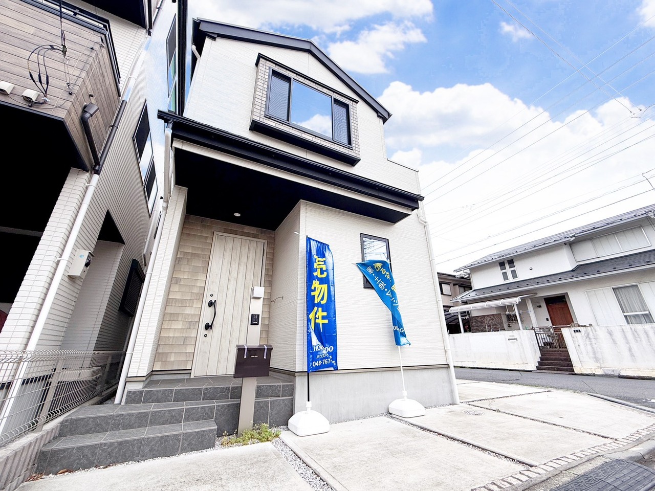 南与野駅まで徒歩10分の立地。開放感のある南西角地に面した邸宅。