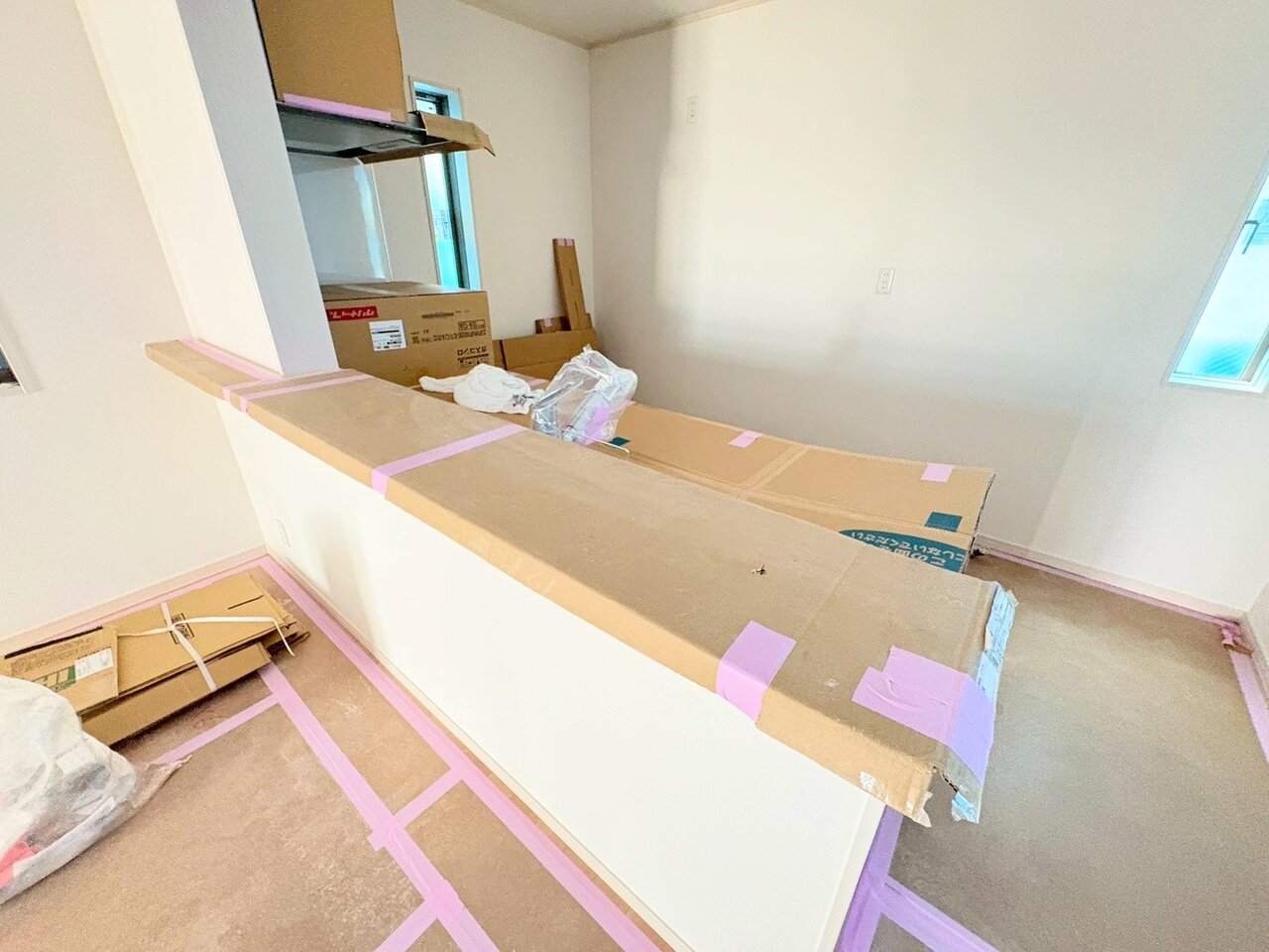 キッチンからリビング全体を見渡せます。(令和8年4月 撮影)