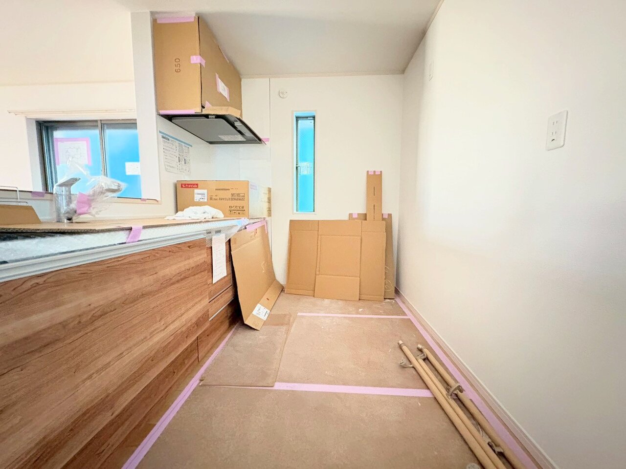 明るい自然光が入る作業スペースを多くとったキッチン。(令和8年4月 撮影)