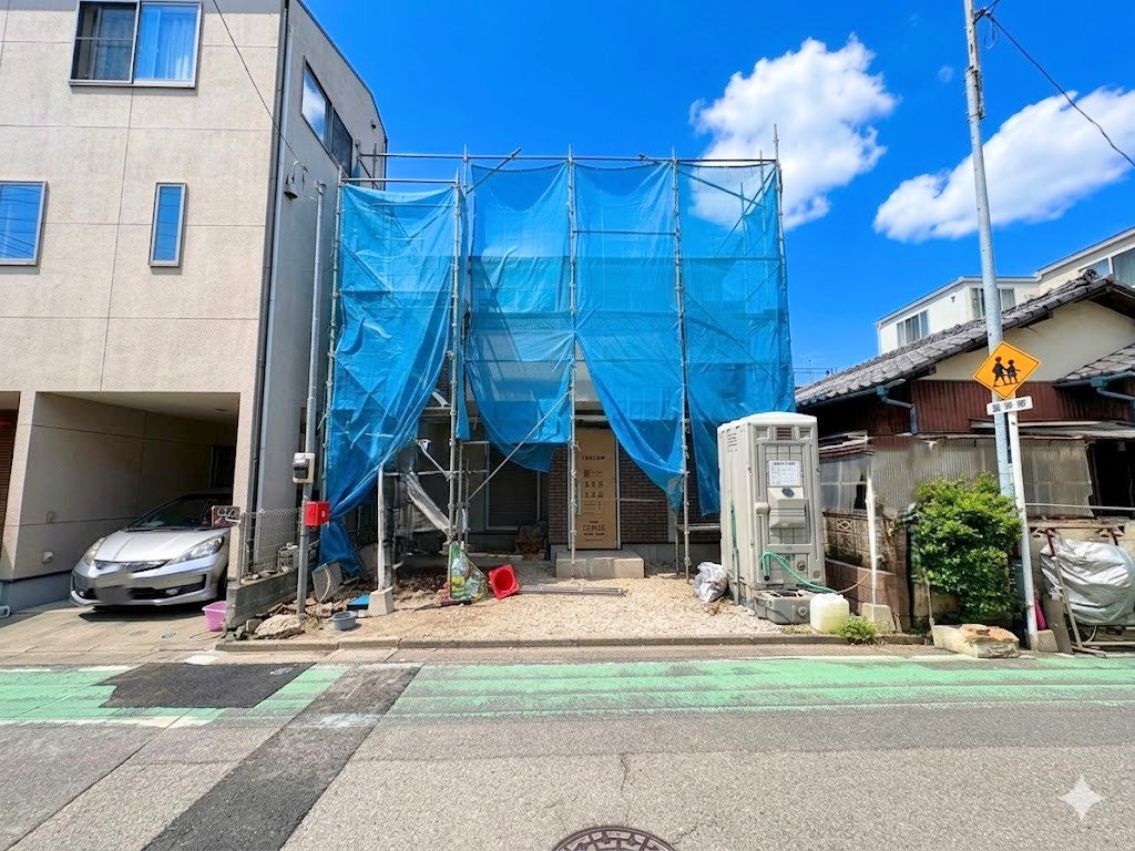 西川口駅徒歩12分の立地。小学校まで徒歩1分でお子様の通学も安心。(令和8年4月 撮影)