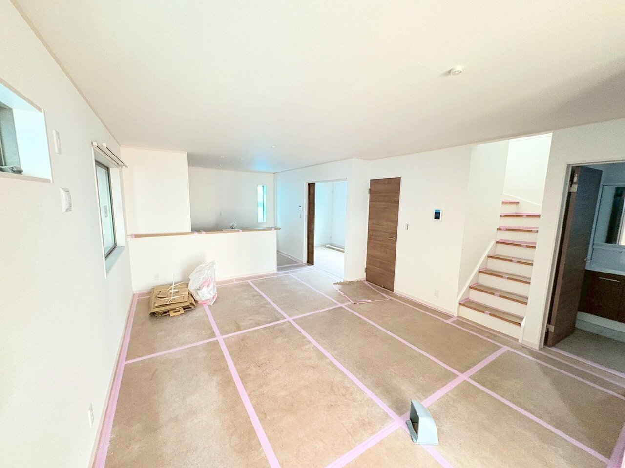 自然と家族のコミュニケーションが生まれるリビングイン階段。(令和8年4月 撮影)