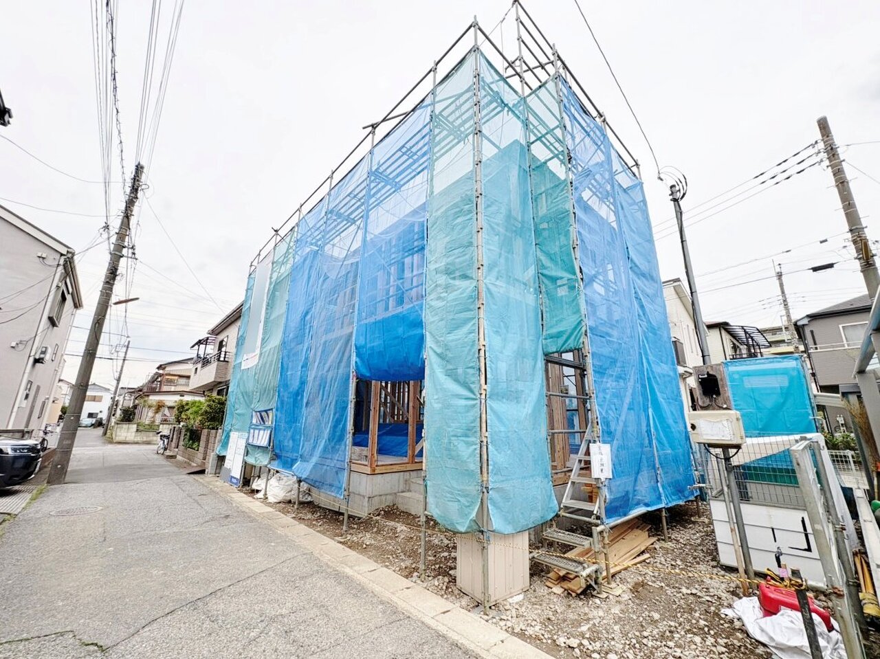 パウダールームと繋がったWICは家族の洋服をひとまとめにして収納できます。(令和8年4月　撮影)