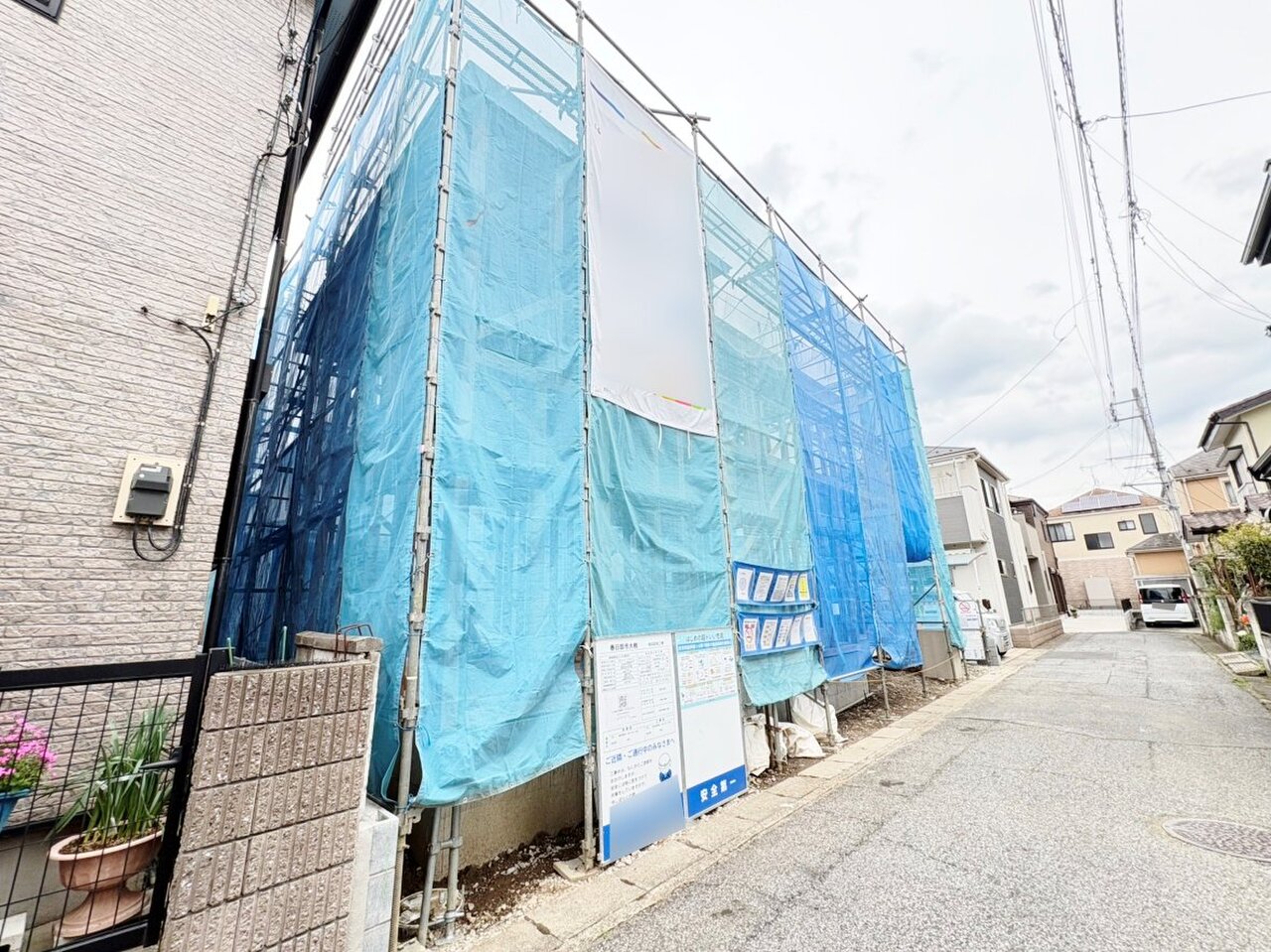 2階にはバルコニーに面した明るい洋室が2部屋あります。(令和8年4月　撮影)