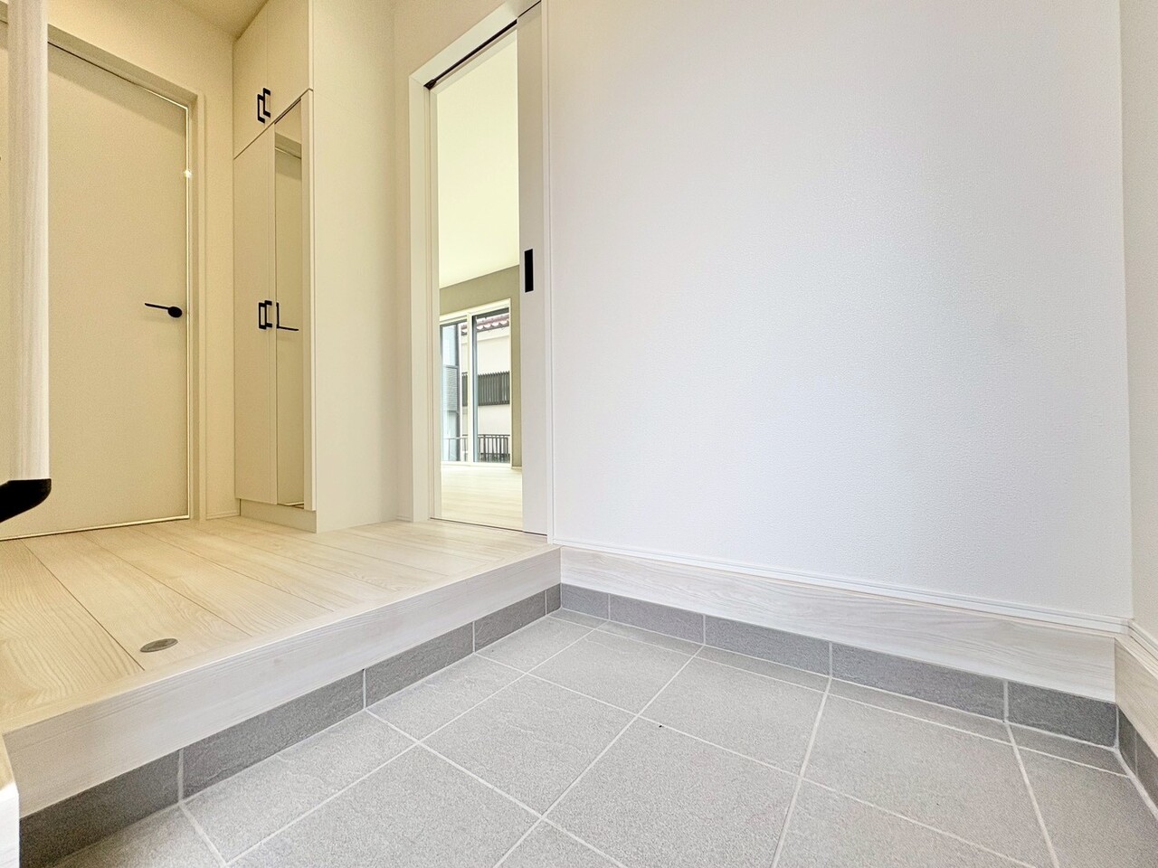 「行ってきます」と「ただいま」はこの玄関から始まります。