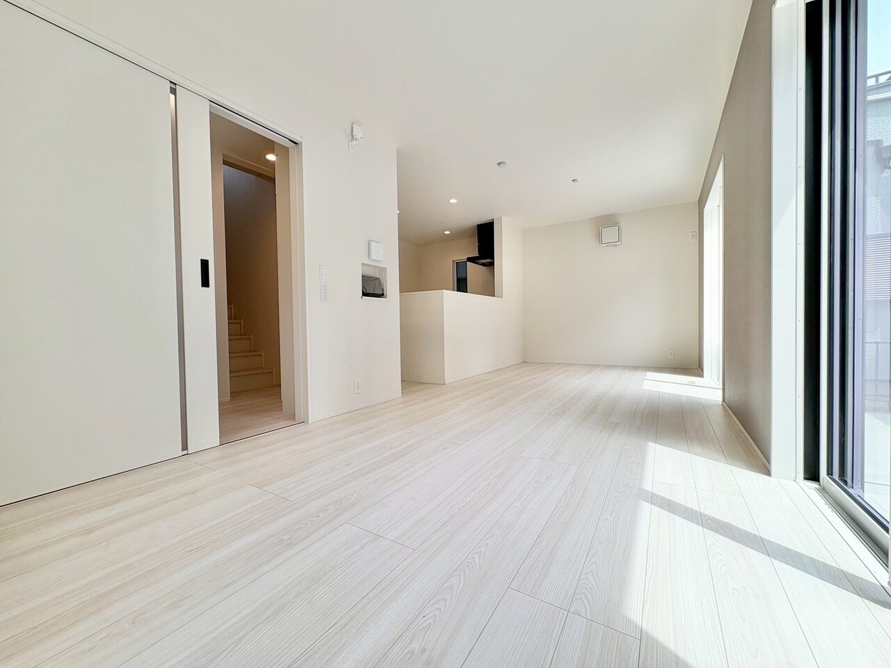 南東向きで明るいリビング空間。