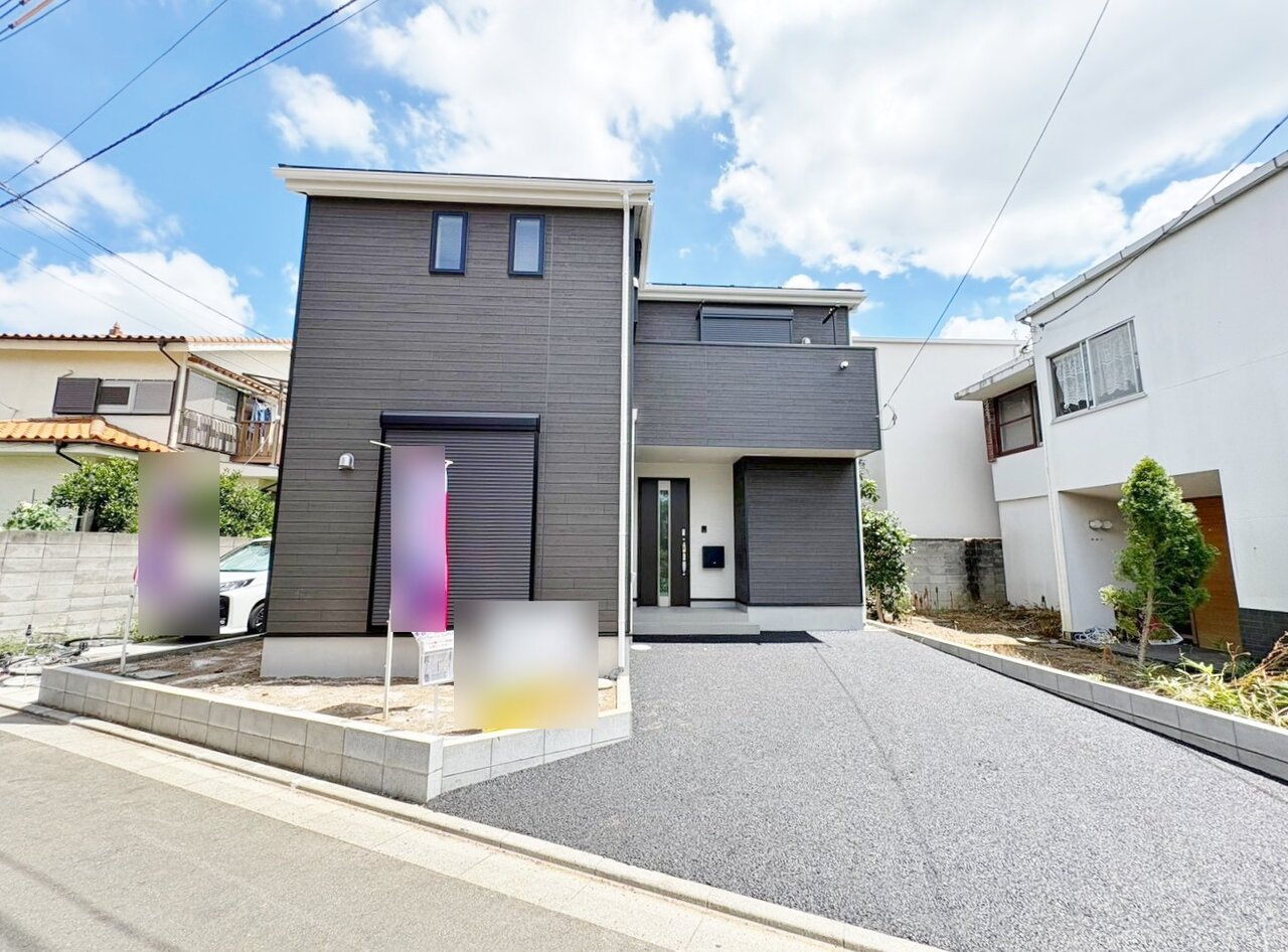 与野駅徒歩18分の立地。敷地広々33坪。ワンランク上の装いで訪問された方を迎えます。