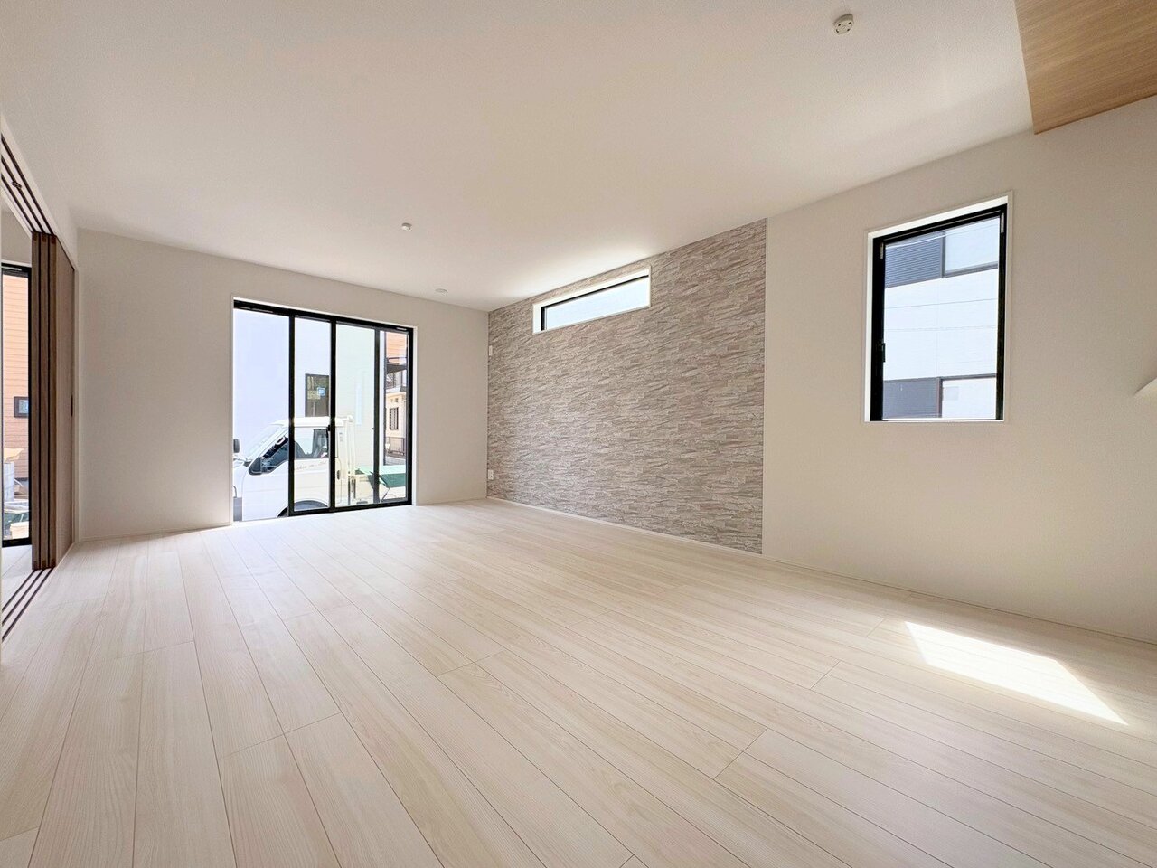 開放的なリビングは心地よい光と風に満ち溢れ家族が自然と集まる場所へ。