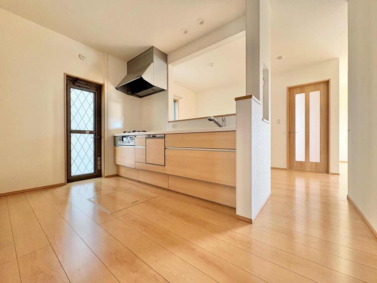 ダイニングとキッチンの距離が近く、配膳・下膳がスムーズです。