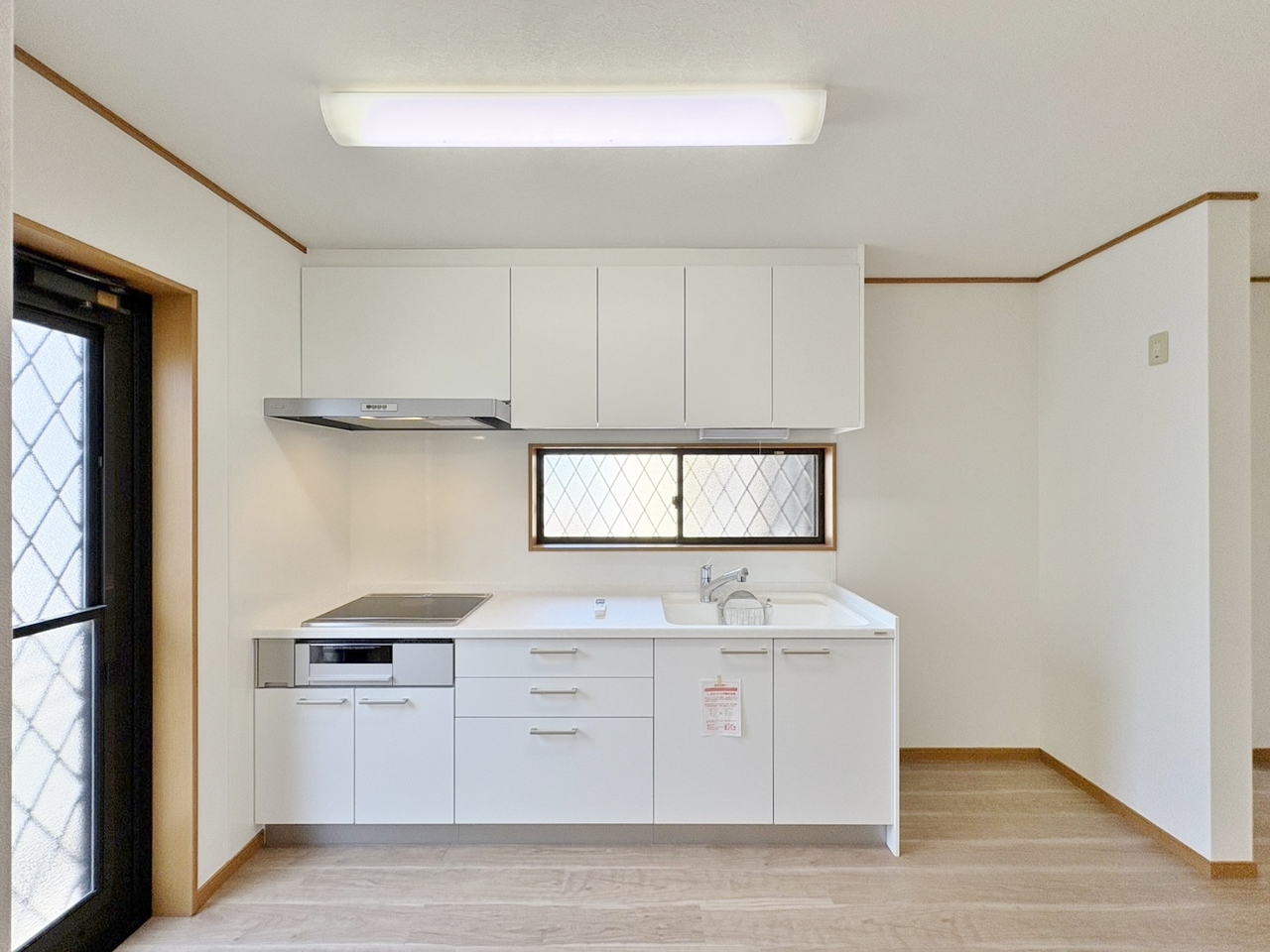 壁に沿ったキッチンレイアウトは省スペースで空間も広々と使えるのが魅力です。