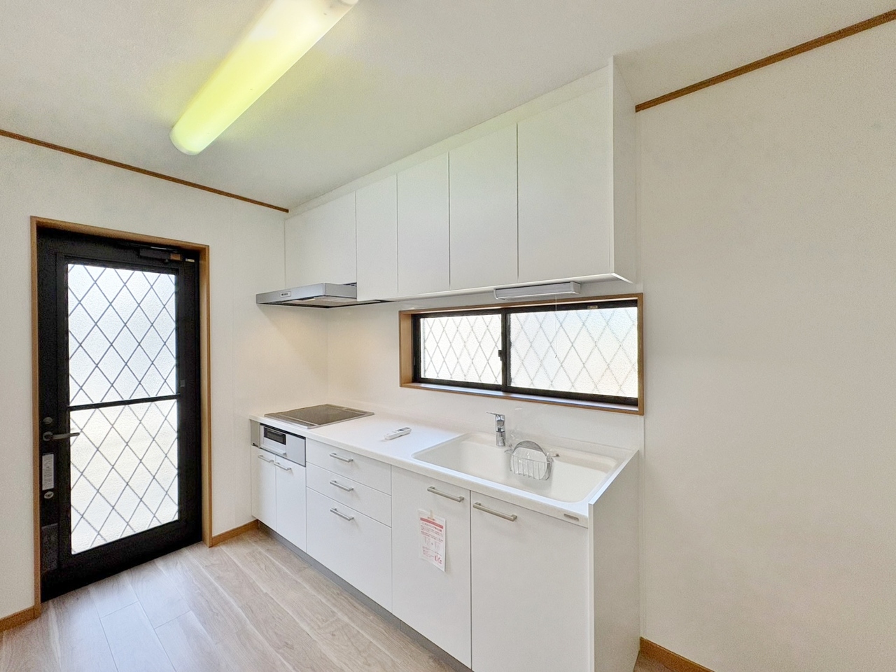 自然光が入る明るいキッチンは、作業スペースも広くとっています。