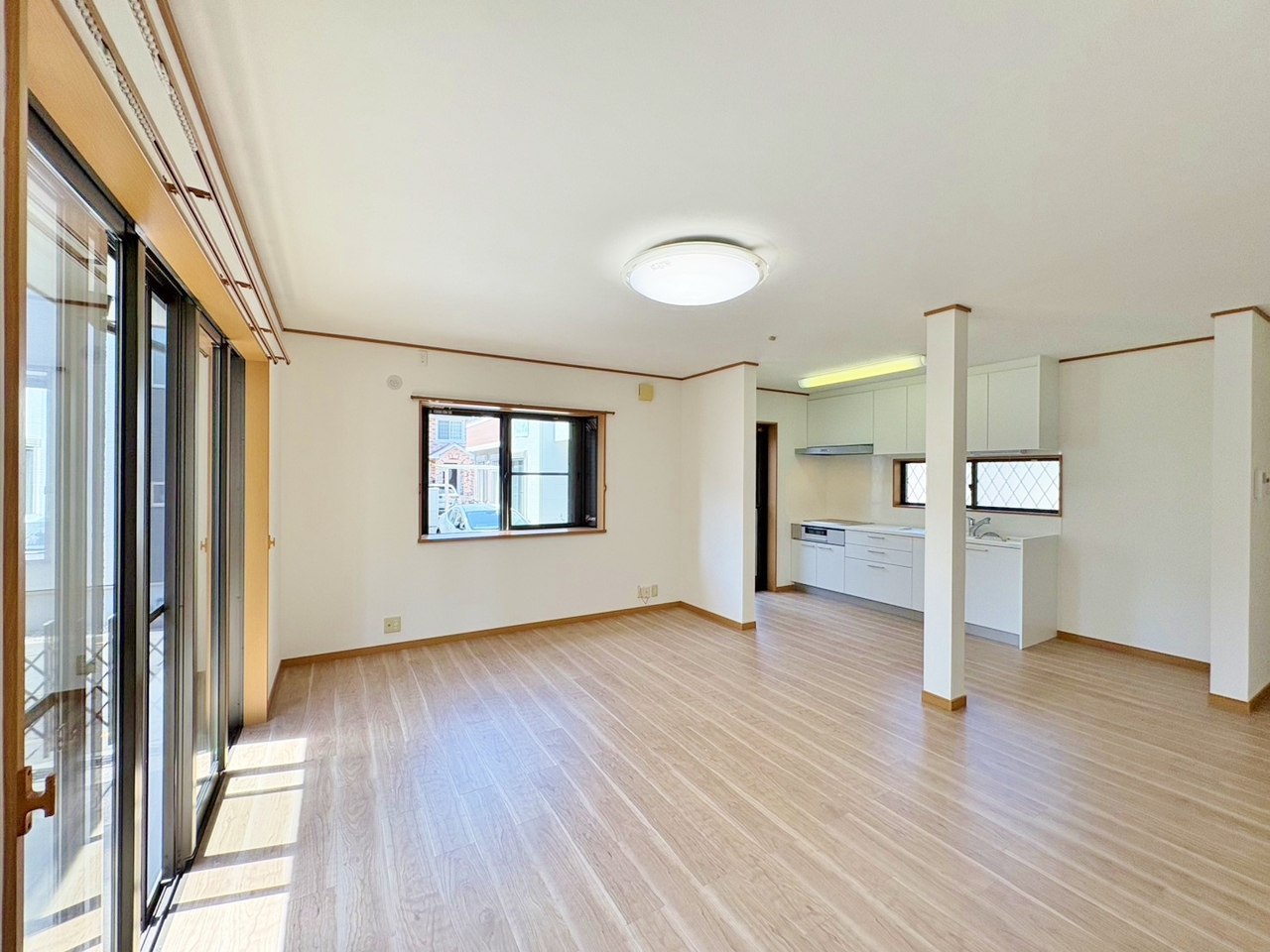 明るくシンプルな色合いで開放的かつリラックスムードあふれるリビング。