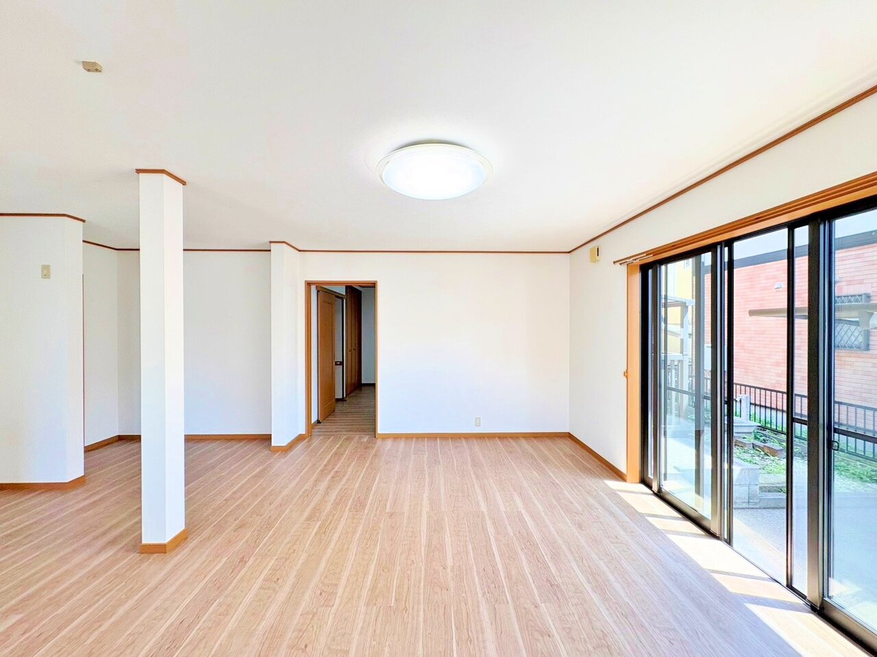 明るい日差しが注ぎ、心地よいリラックスタイムが過ごせそうです。