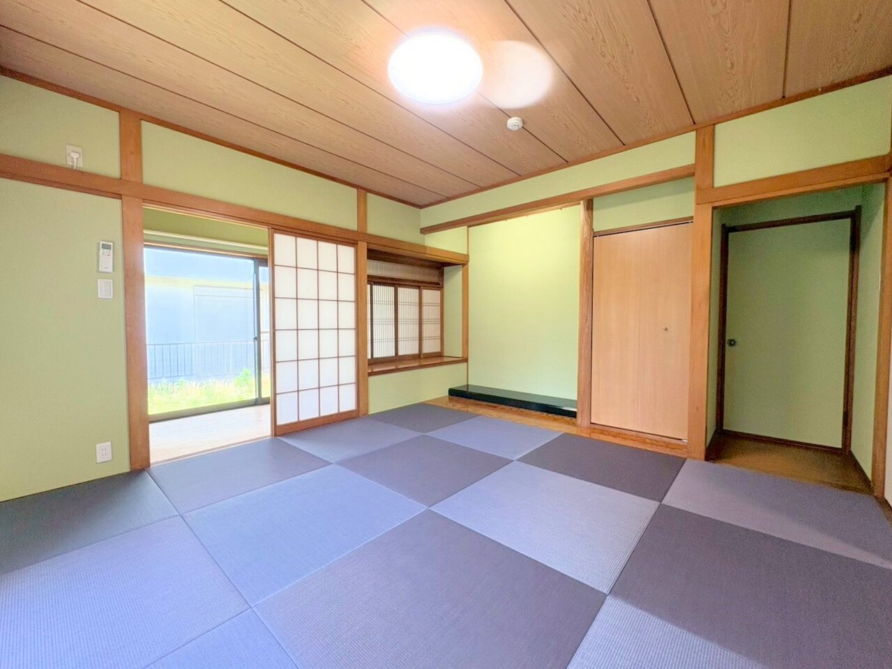 陽光が優しく包む穏やかな和室。