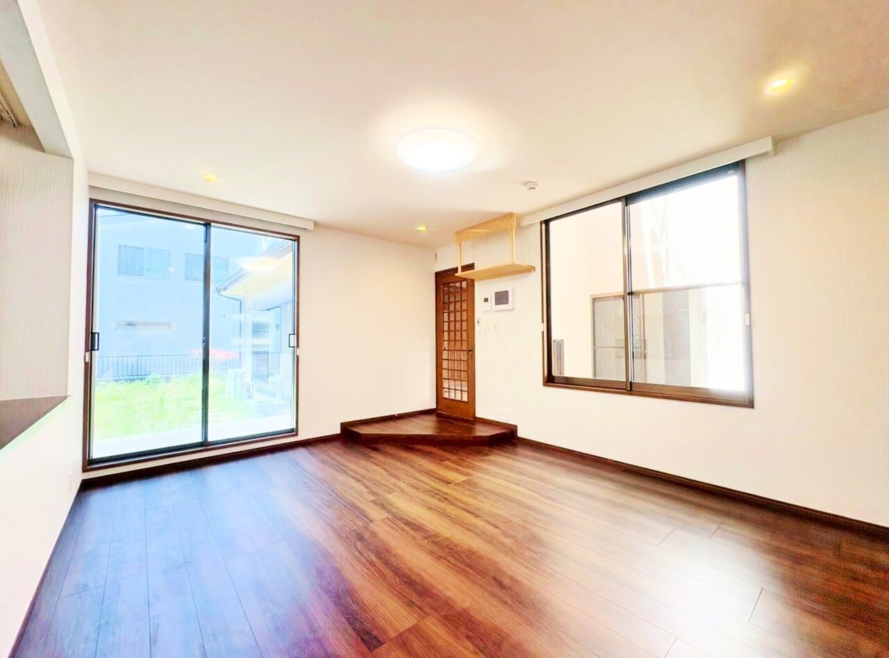 室内には豊かな陽光が注ぎ込み、爽やかな住空間を演出。