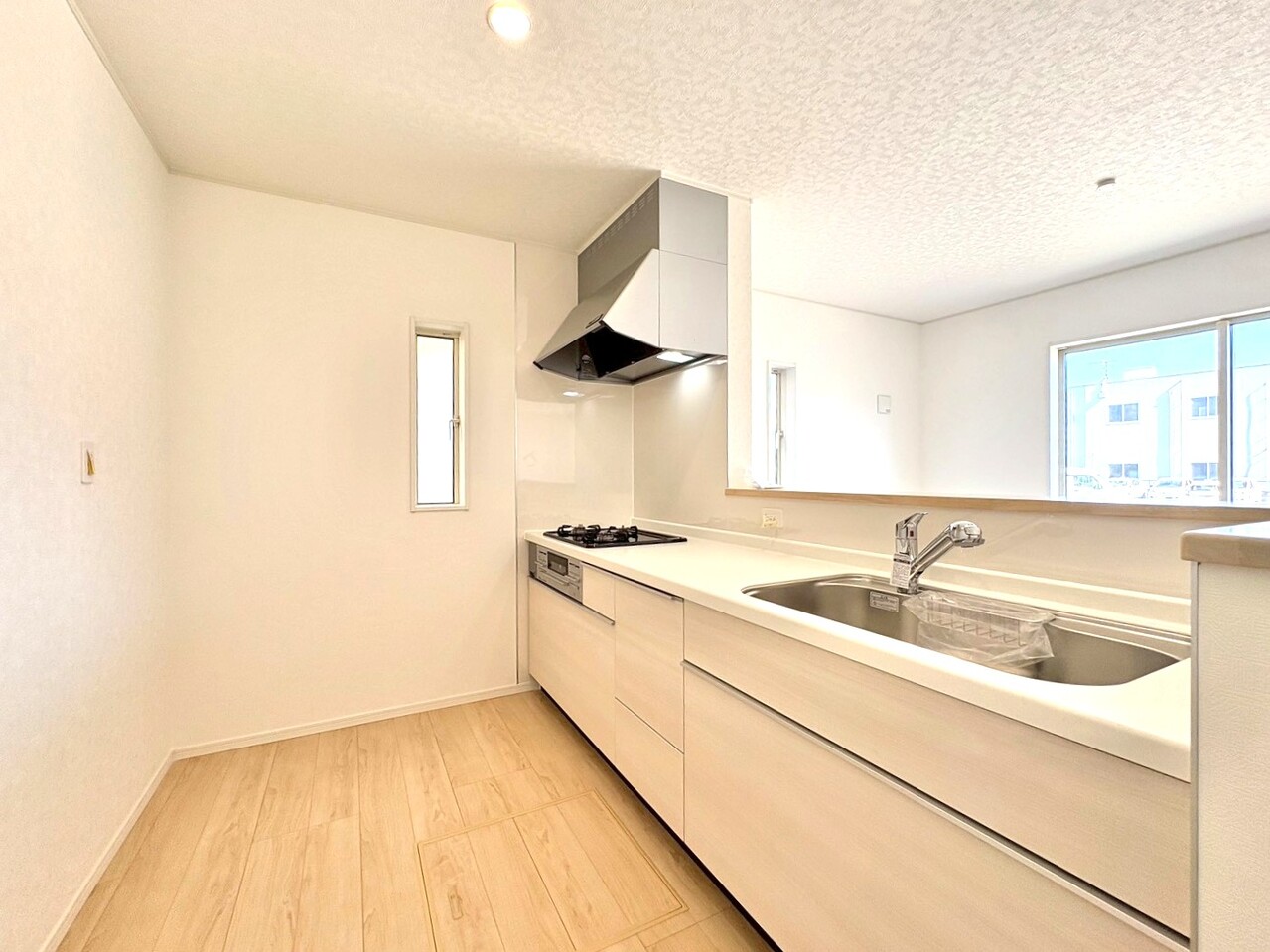 自然光が入る明るいキッチンは、作業スペースも広くとっています。