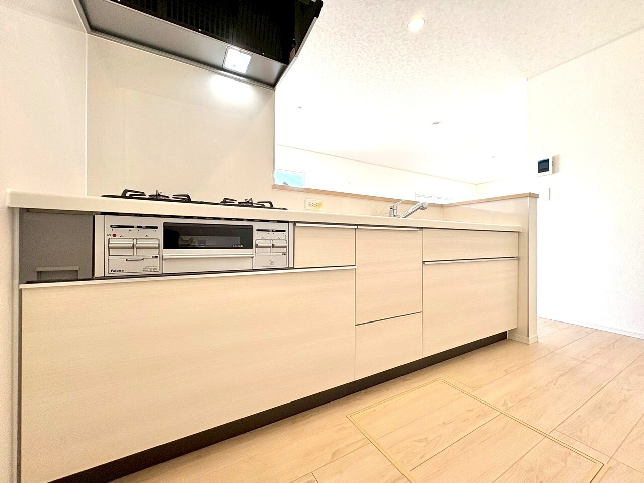 落ち着きのあるカラーで統一された清潔感と気品あふれるキッチン。