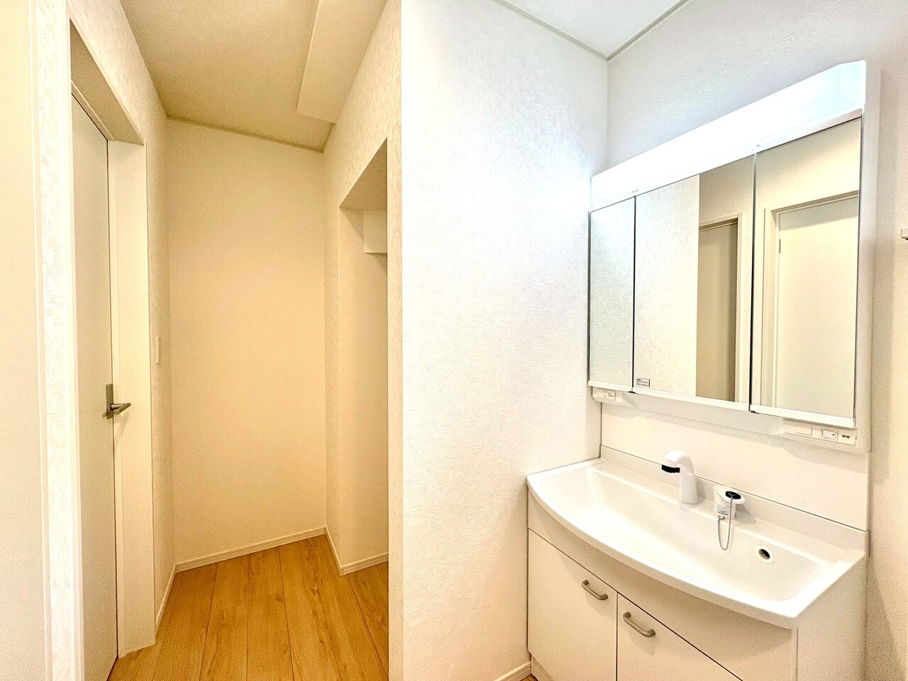 明るく清潔感のある洗面台は気持ちがいいですね。