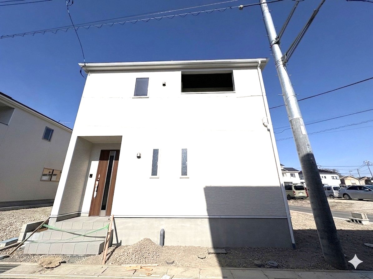 晴れた日には外壁と青空と白雲が映える上品な印象の外観。（令和8年4月 撮影）