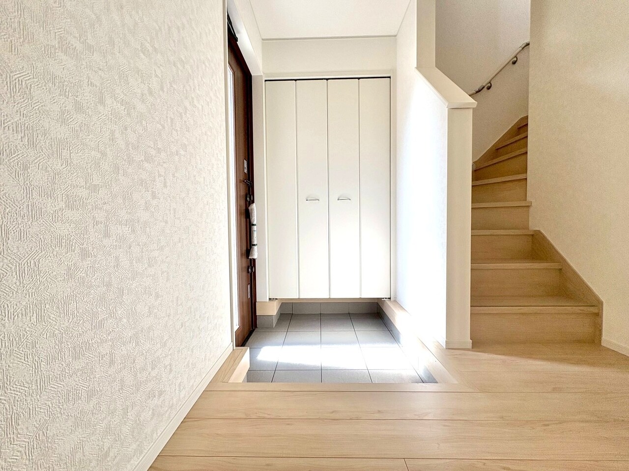 明るくコントラストのある開放感と清潔感を兼ね備えた玄関。