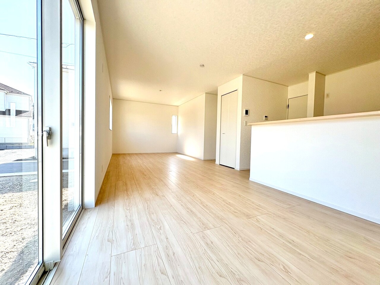 キッチンからリビングまでたっぷりと光が注ぎ、明るく気持ちの良いＬＤＫ。