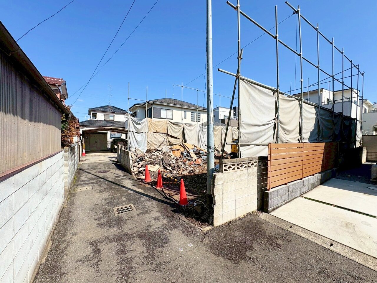 玄関にはたっぷり収納可能な可動棚付き収納を設けました。(令和8年4月 撮影)