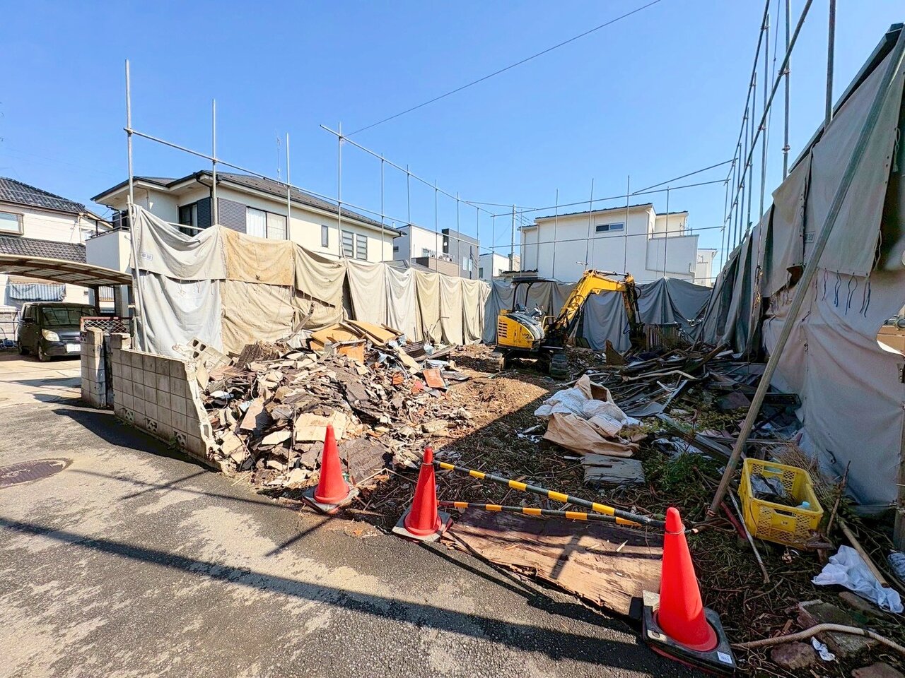 １７．５帖のLDK横には便利な可動棚付きのカウンタースペースを備えています。(令和8年4月 撮影)