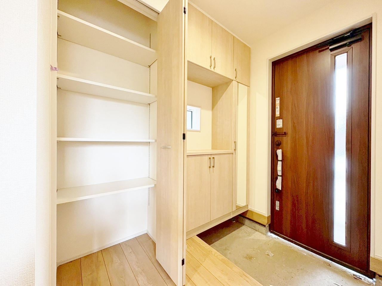 玄関には、天井近くまでの高さがある収納を設けました。(令和8年4月 撮影)