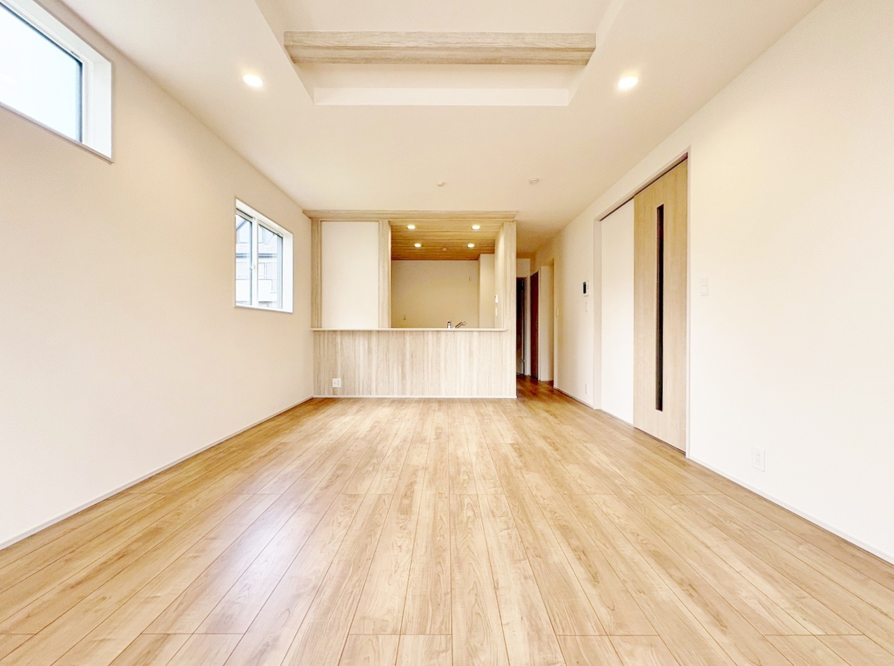 キッチンからリビング全体を見渡せる設計。