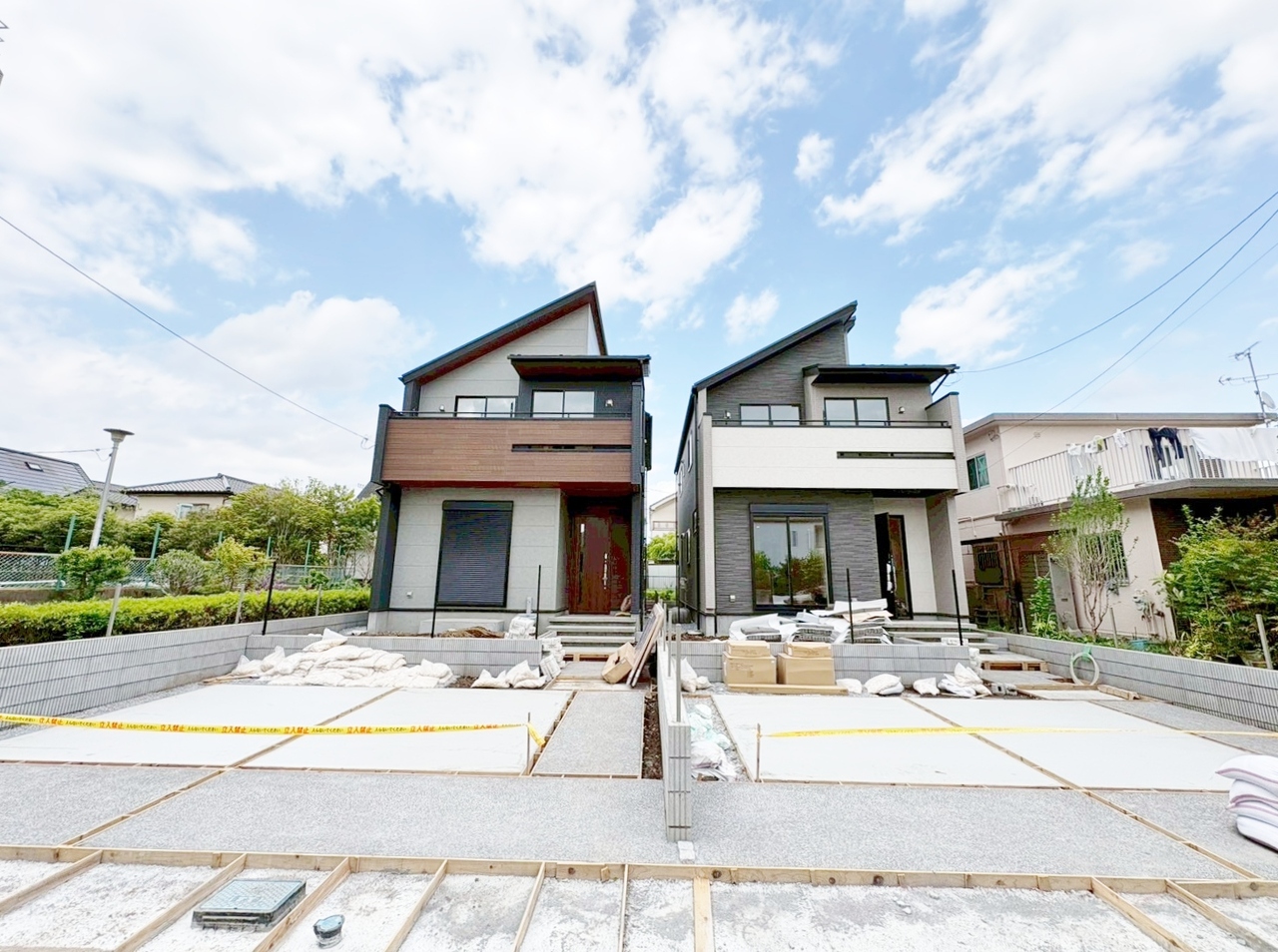 ゆったりとしたカースペースに並列で2台駐車可能です。(令和8年4月 撮影)