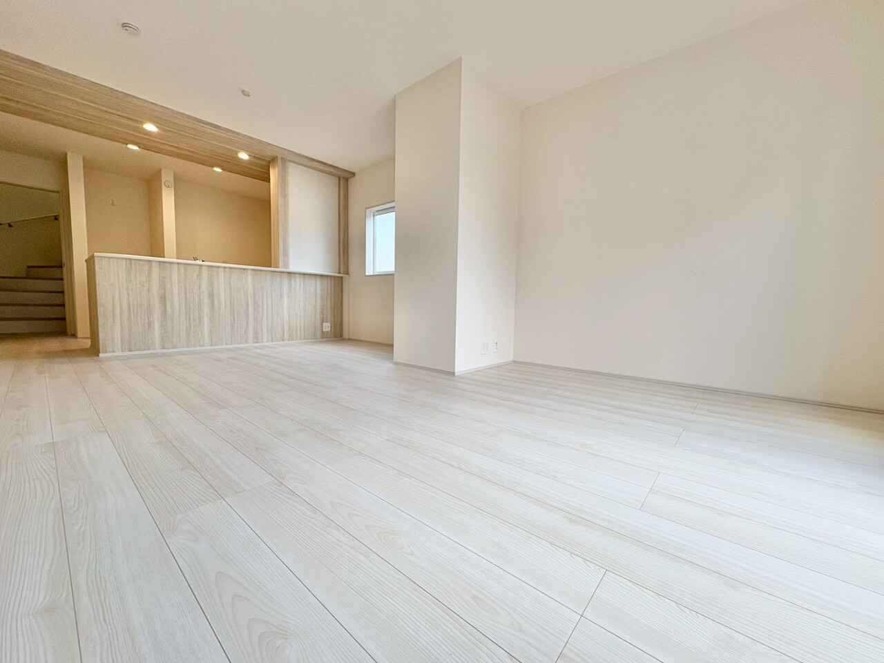 ほっと安らげる居心地の良いリビングは、ごろんと寛げる床暖房付きです。