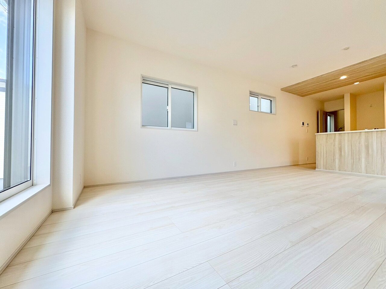 明るい日差しが注ぎ、心地よいリラックスタイムが過ごせそうです。