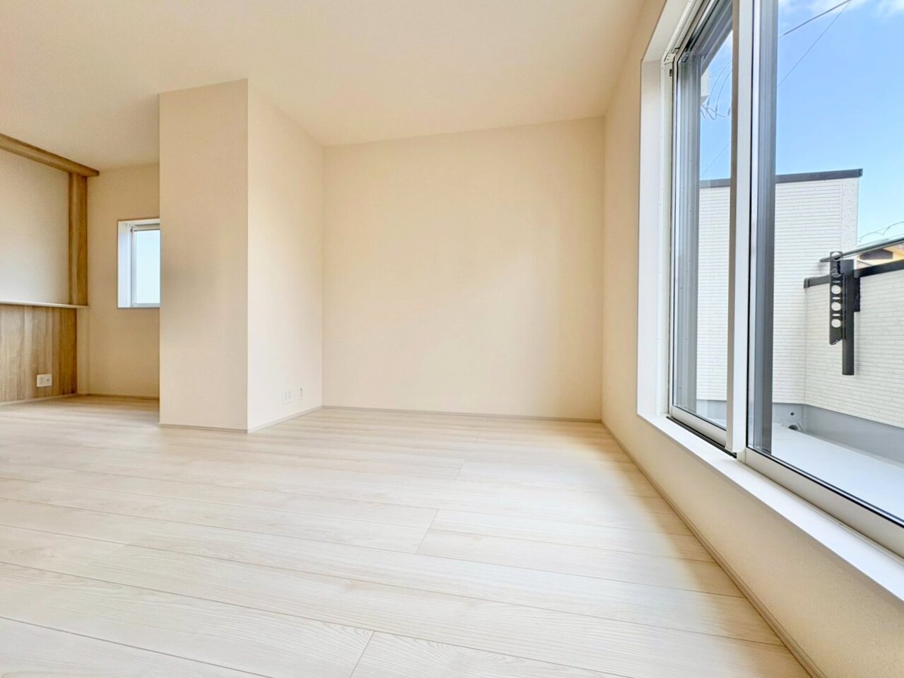 ２階に設けたＬＤＫは空間を明るく照らすことのできるバルコニーに面した間取り。