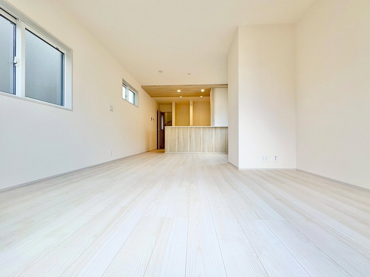 洗練された雰囲気のリビングは、長居したくなる居心地の良い空間です。