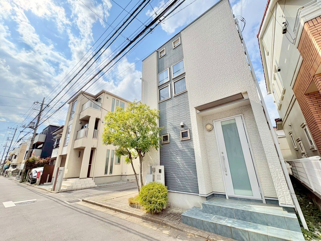 アウトドア空間としても過ごせる屋上バルコニー付きの邸宅です。