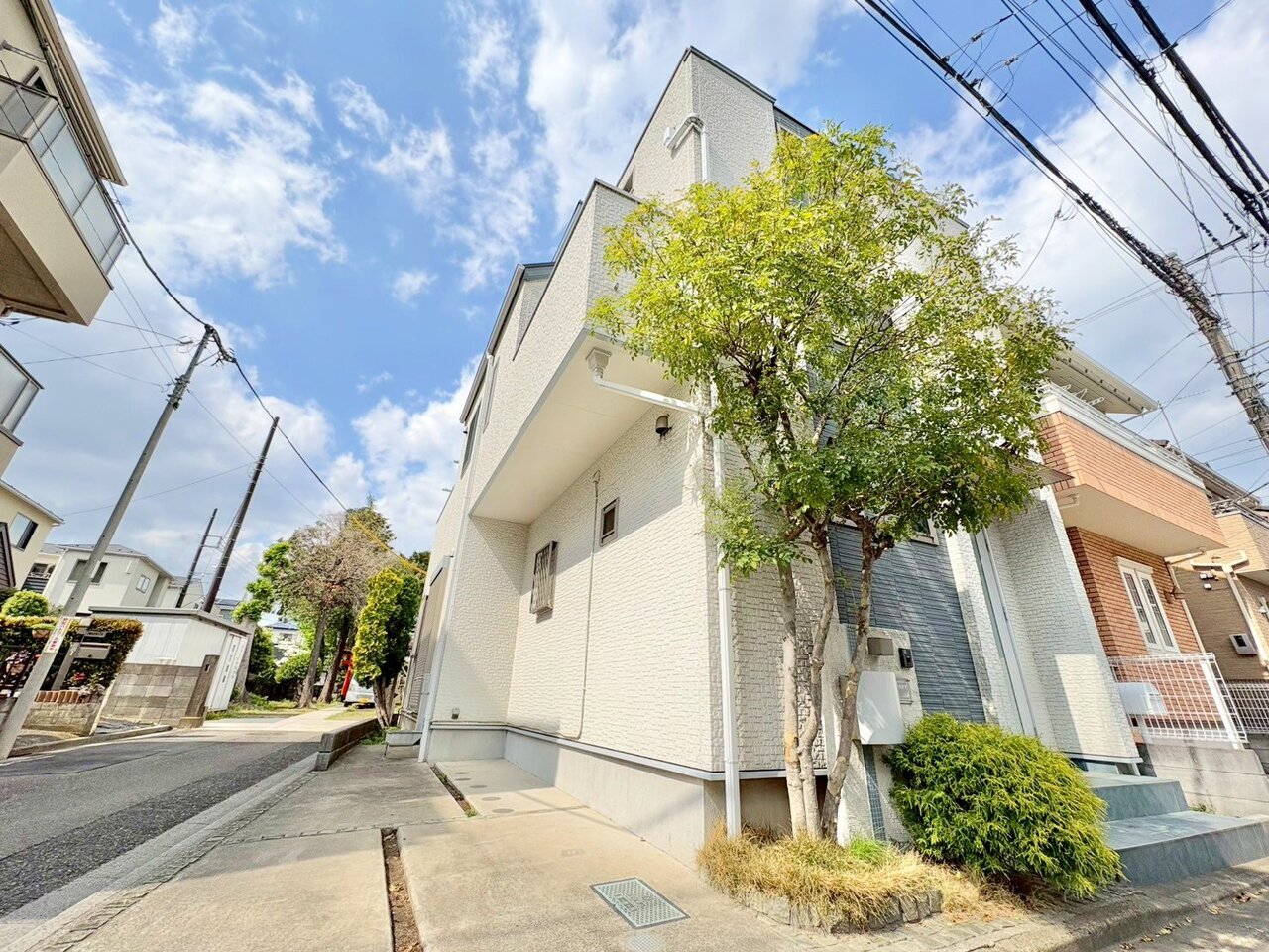 晴天の青空と交り合う姿は、静止画で留めておくには惜しい外観。