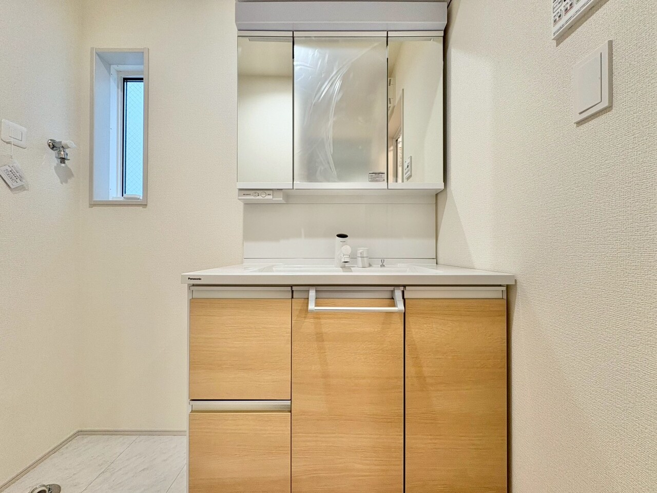 スッキリとしたシンプルなデザインの洗面台はお手入れもラクラク。